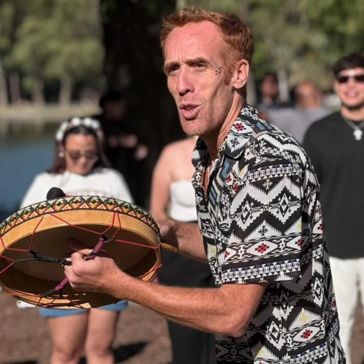 Risa Presente: Música, risas y conexión real.